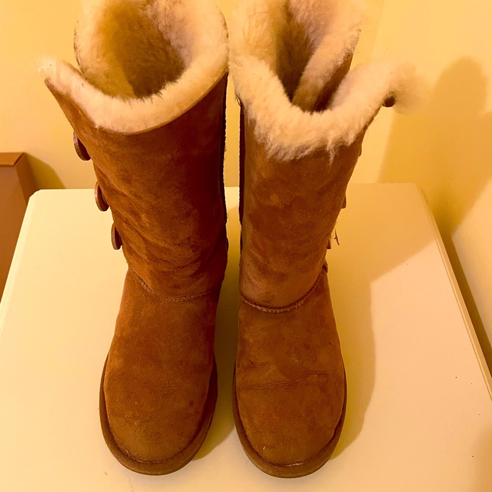 UGG Bailey Button Triplet size 3 in great condition